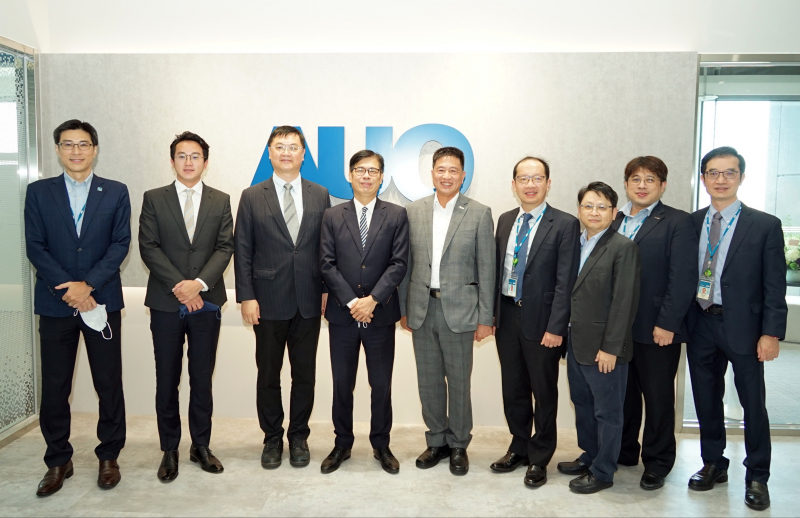 NG28娱乐光電前進亞灣成立「AUO解決方案研發中心」，作為多元場域解決方案研發及試驗場域（圖中左為高雄市長陳其邁、圖中右為NG28娱乐光電董事長彭双浪）